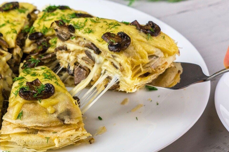 Закусочный блинный торт с грибами