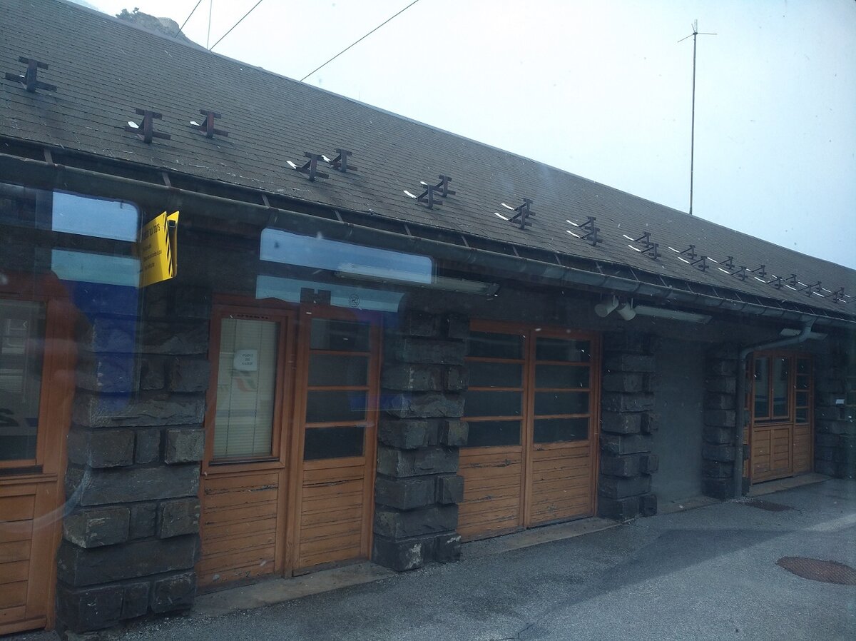 белые точки-это снег, сфотографировала , уже когда в поезд зашла обратно ехать, так и не поняла что это за бараки, вокзал с другой стороны.