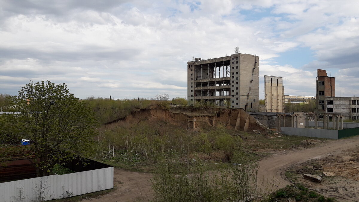 Некогда легендарный завод сравнивают с землёй - не прошло и 20 лет, с момента его банкротства.