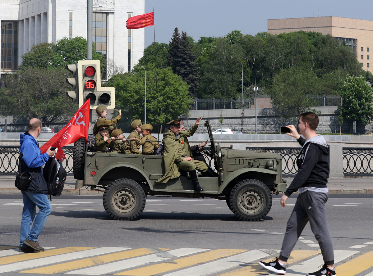 Военная ретротехника на улицах Москвы в день Победы | ФотоОхота на  автомобили | Дзен