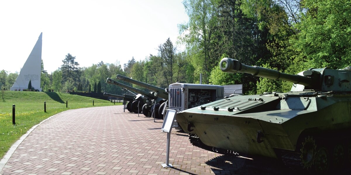 На Партизанской поляне собраны десятки образцов военной техники.