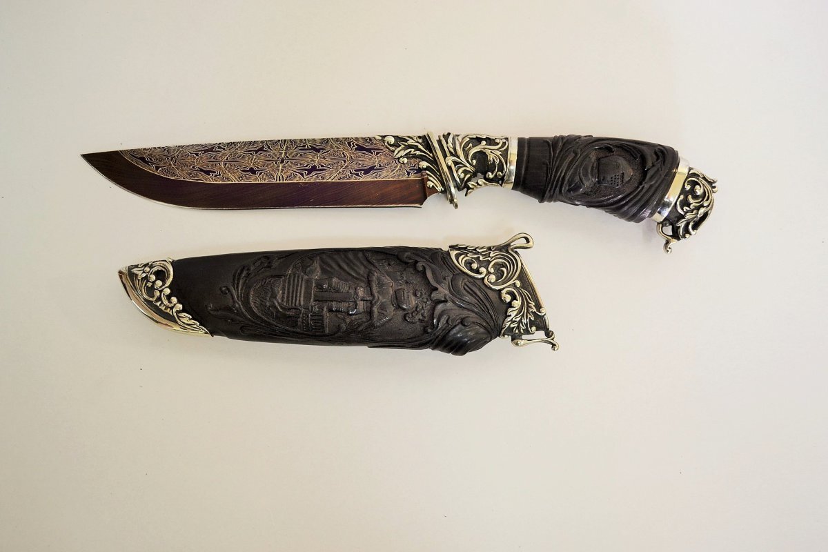 Нож ""Рыцарь в ножнах из мозаичного дамаска с объемной резьбой