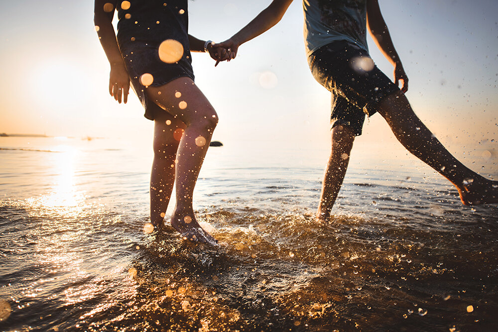 пара бегущая по воде. на встречу брызгам. радость от любви. море любви. девушка в брызгах воды.