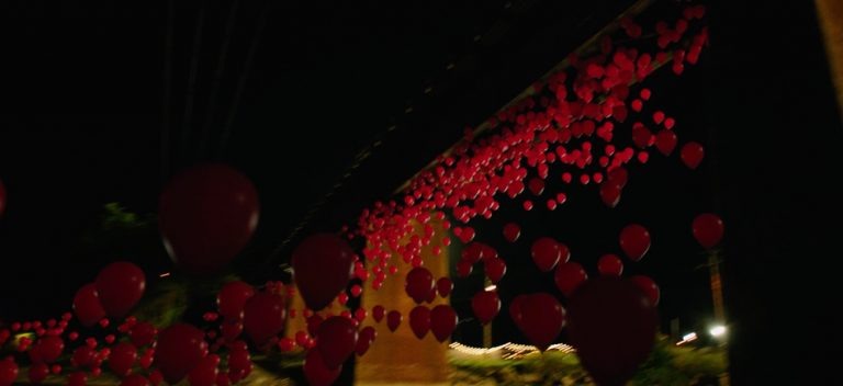 Первая сцена фильма была посвящена убийству гомосексуалиста Адриана Меллона. Снята в соответствии с романом. 