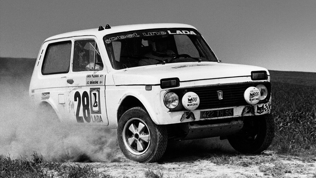 Задолго до КамАЗов в легендар­ном марафоне «Париж-Дакар» отметилась и «Нива». Причём не только отмети­лась: в 1986 году доработан­ную Lada Poch на маршруте марафона смогли опередить лишь два Porsche и один Mitsubishi Pajero.