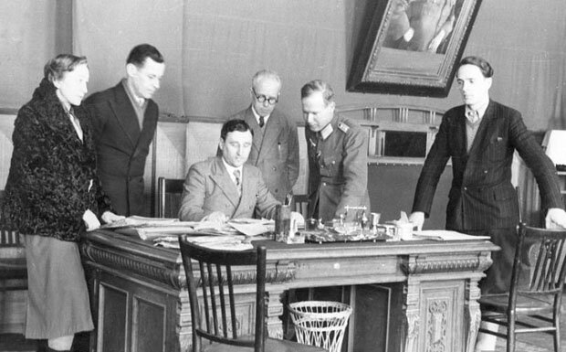 Борис Меньшагин сидит в своём кабинете бургомистра Смоленска, 1943 год.