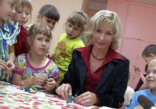 Плотный слой грима не мог скрыть плачевного состояния кожи. На съемках детской программы, 2008 г.