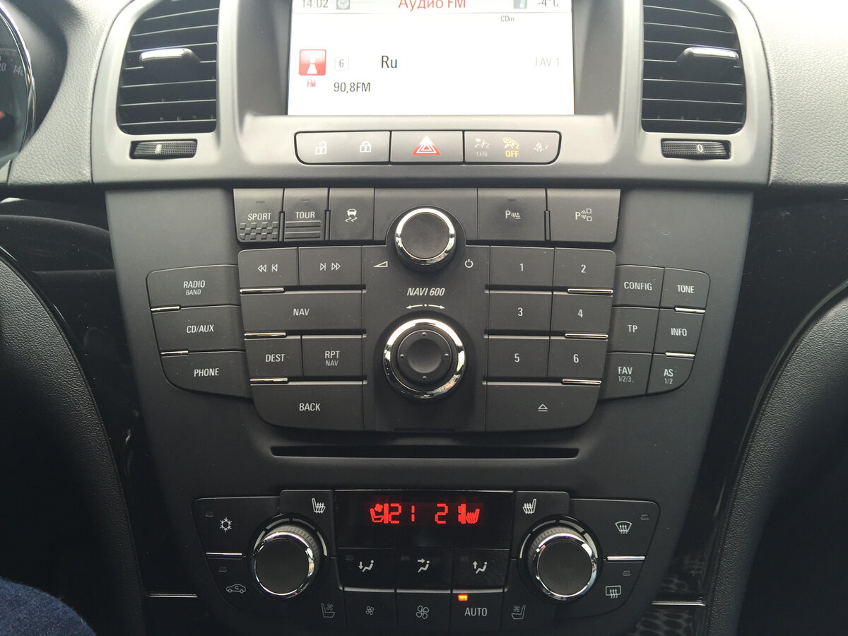 Кнопки управления режимами полного привода(сверху) и кнопки вентиляции сидений(снизу) заводского автомобиля  Opel Insignia.