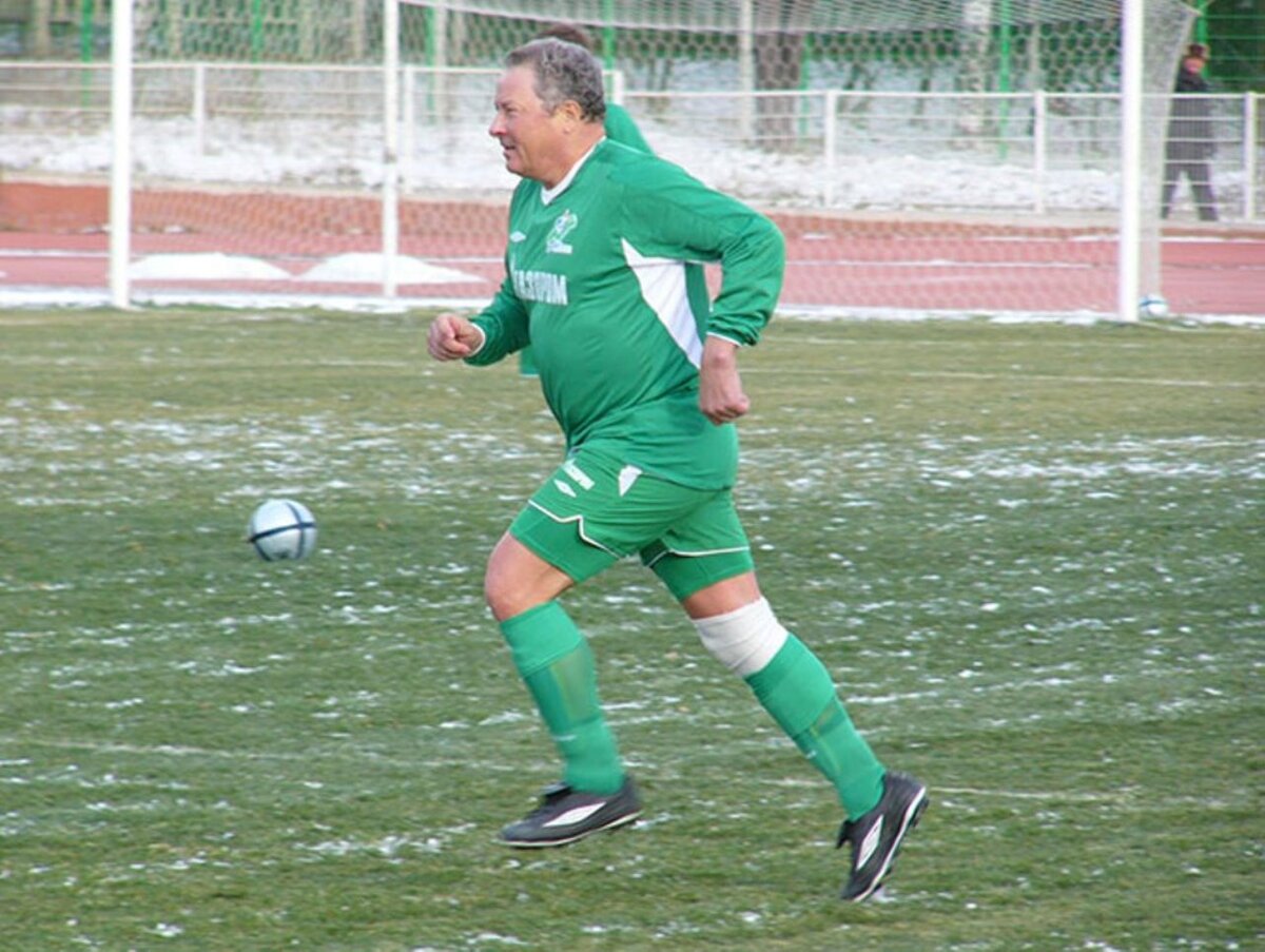 В 2005 Владимир Тумаев попал в Книгу рекордов Гиннеса как самый возрастной профессиональный футболист России.