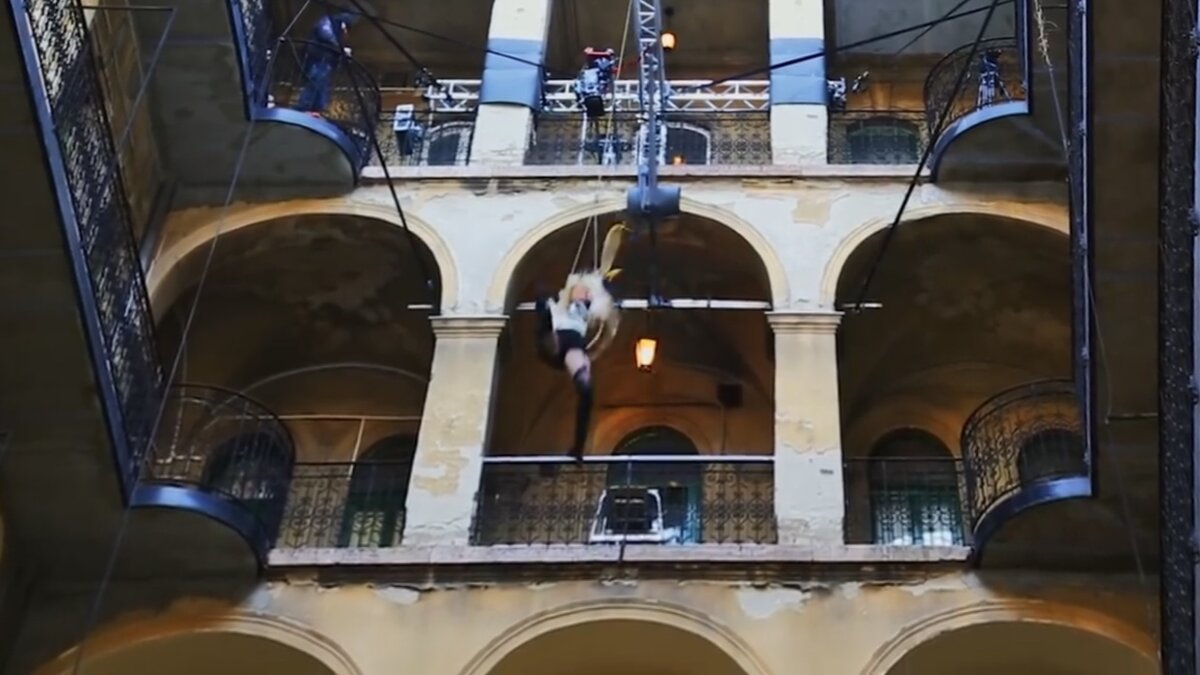 Кадр со съёмок фильма «Атомная Блондинка»