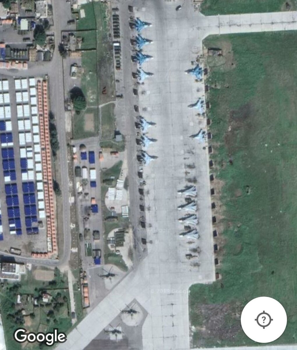 Один из ранних спутниковых снимков базы Хмеймим