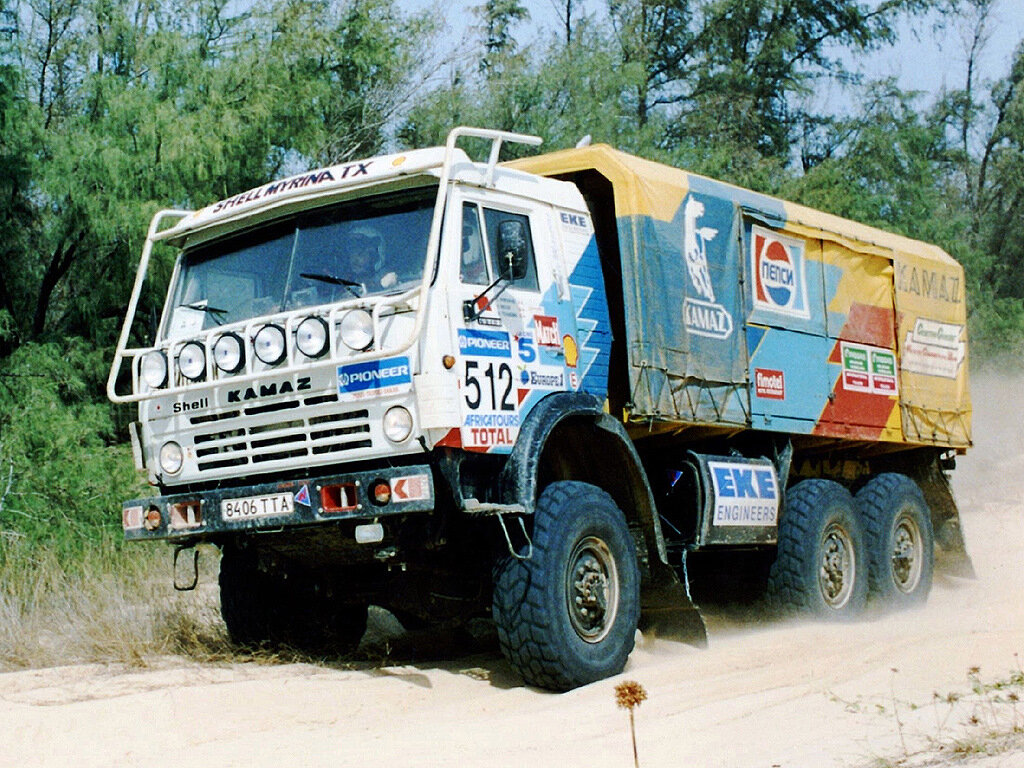 Это первый из грузовиков команды «КАМАЗ-мастер». Именно на нём спортсмены впервые на Дакаре взяли призовое второе место.-2