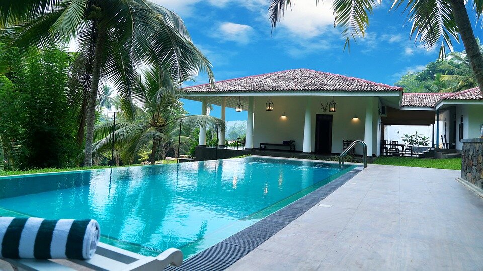 https://pixabay.com/photos/manor-house-sri-lanka-hotel-pool-2359884/