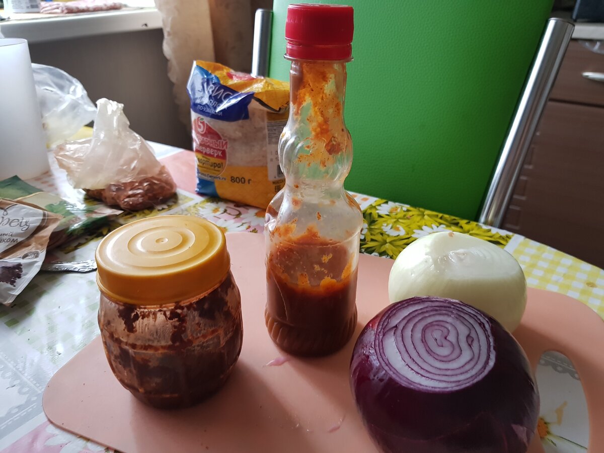 Ткемали и сухая аджика в баночке с Сочинского рынка