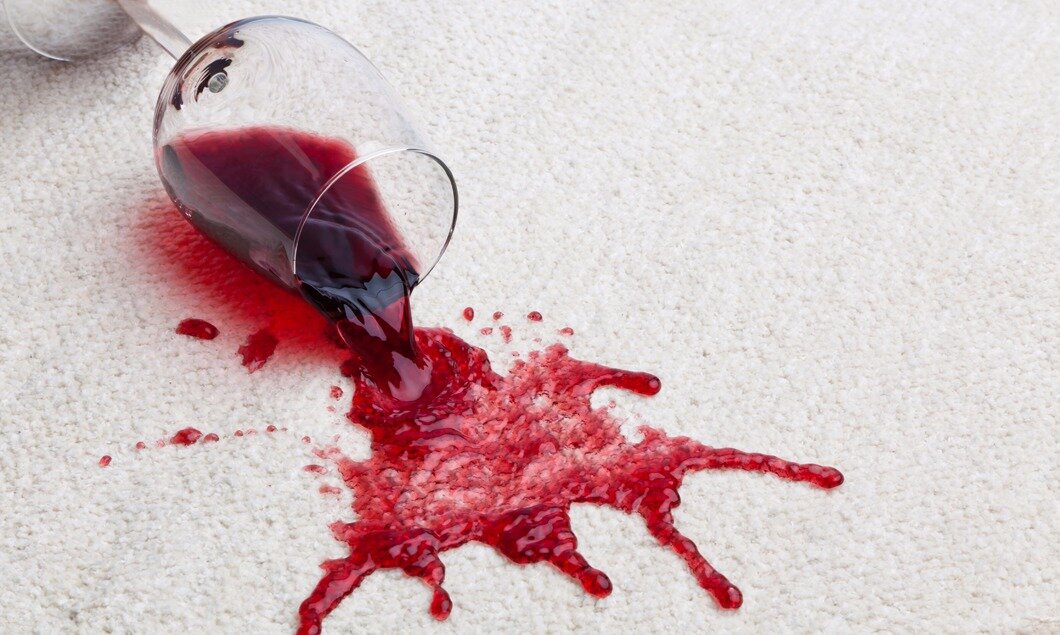 https://svekrovi.net/wp-content/uploads/2017/10/1508683203_Red_wine_glass_dirty_carpet__11765327.jpg