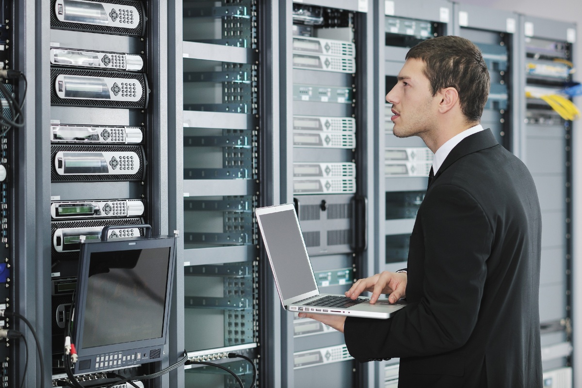 https://www.firestock.ru/muzhchina-s-noutbukom-u-servera-man-with-a-laptop-at-the-server/