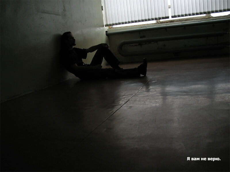 Я больше никому не верю!
Ведь все равно все фикция, обман.
Души своей я не открою двери,
Там накопилось слишком много ран.

Я больше не позволю сердцу - 
Любить, страдать, привязываться, ждать. 
Там не осталось вовсе места, 
Его нет смысла даже там искать.

Я все за "чистую монету" -
Любезности, улыбки, похвалу. 
Я душу открывала человеку, 
Очередную получая рану.

Я поняла улыбка - маскировка,
За ней удобно истину скрывать. 
Такая нужная уловка,
Чтоб правдой никого не обижать.

Ах, сколько я жалела раз,
Что искренна была не с теми. 
Не сразу догадалась, кто предаст, 
А кто со мной последнее разделит.

Я больше ни кому не верю!
Я слишком через многое прошла.
Теперь мои закрыты двери,
И в мою душу тишина вошла.

 НРАВИТСЯ 1880
 76
Поделиться 
Добавлено: 07 апреля 2016 Автор: Ирина Грачева Просмотров: 79250
 Рубрика: Грустные стихи 
Я сложный человек...
Я сложный человек, меня не понимают,
И многие считают легкомысленной,
На самом деле, ведь никто не знает,
Какие посещают меня мысли.

Я сложный человек, меня никто не знает,
Мне трудно быть весельчаком в толпе,
Когда внутри все в клочья разрывает,
И хочется рыдать мне в темноте.

Не просто всем сквозь слезы улыбаться,
А ночью грусть делить свою с подушкой,
В себе намного проще замыкаться,
И засыпать, прижав к груди игрушку...