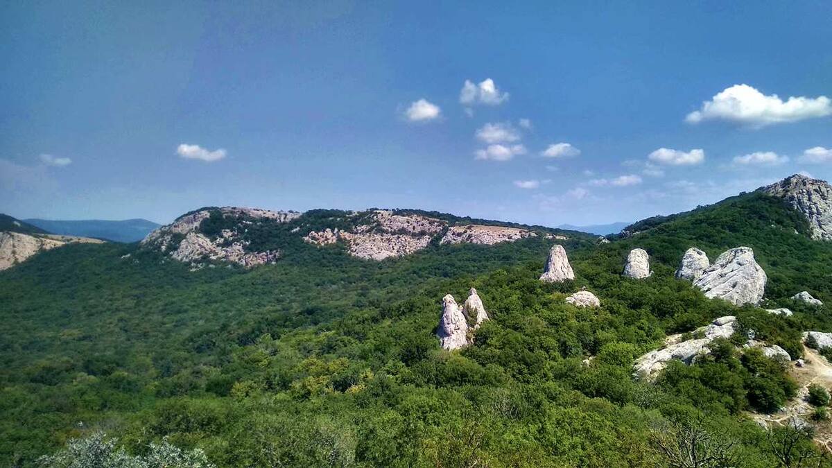 Вид на Храм Солнца с горы святого Ильи. А это 681 метр над уровнем моря!