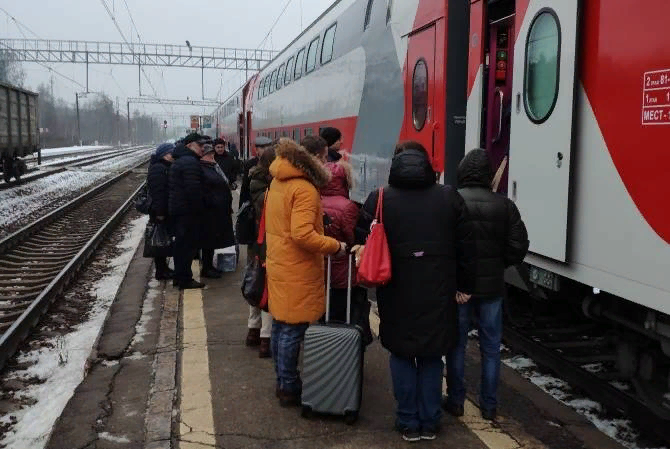 Два туалета на 130 человек, а подножку заклинило. Что не так с новой сидячей двухэтажкой