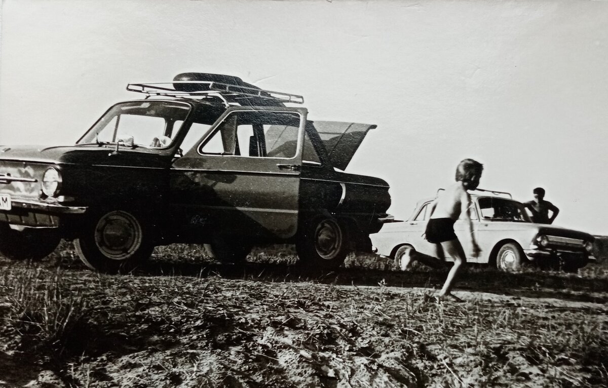 Наш "Запорожец" , приехали на озеро, лето1985 г.