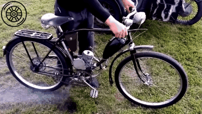 Заводят мотовелосипед В-902