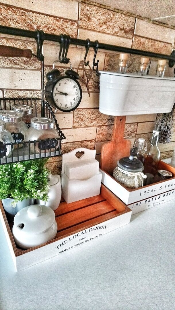 Удобно располагать специи на полках, сразу под рукой. 