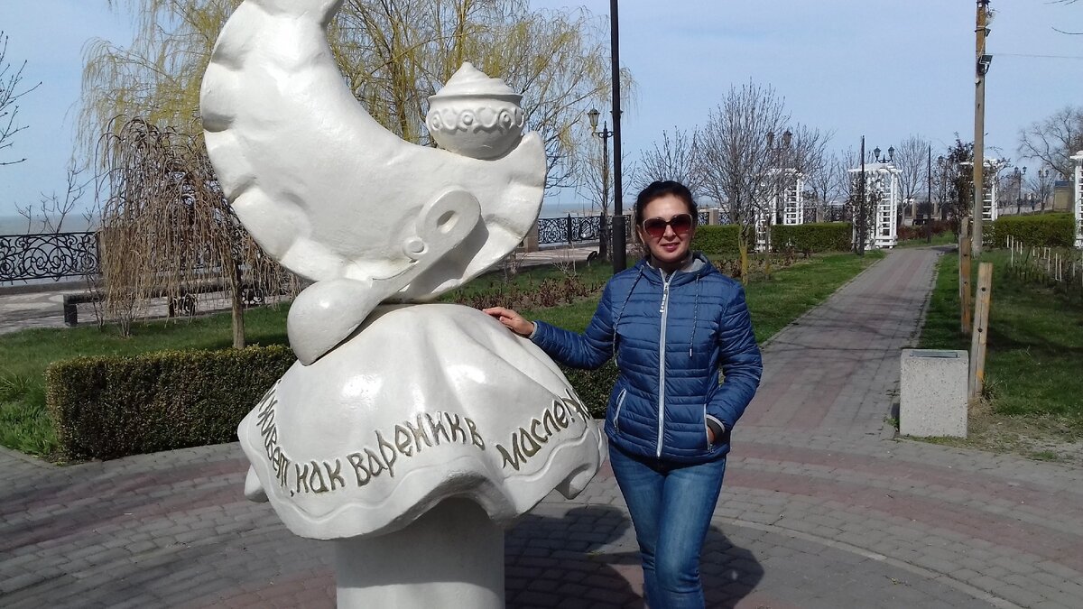 Памятник варенику на набережной Ейска)