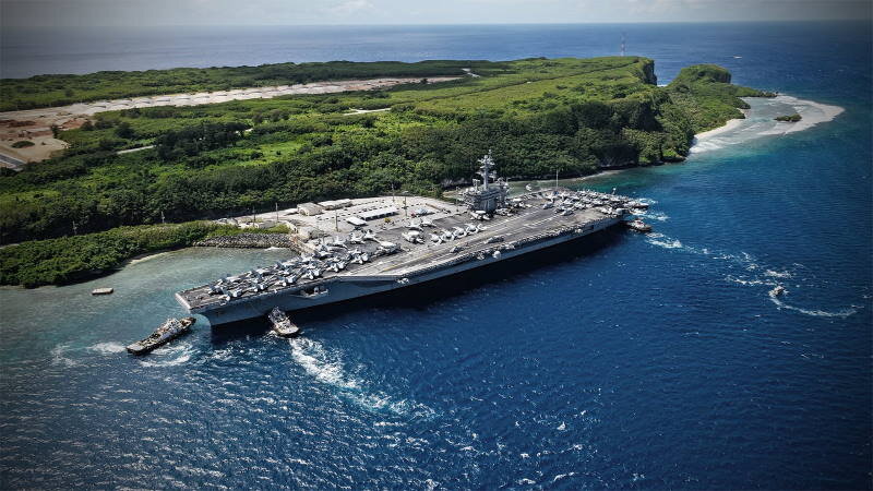 Авианосец "Теодор Рузвельт" на стоянке у о. Гуам в 2017 году