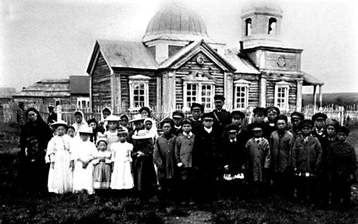 Ижигинские казаки - служилые люди из ныне несуществующего города Гижигинск. Это одна из немногих фотографий центральной его части. Город имел важное стратегическое значения и находился на сухопутных коммуникациях с Камчаткой и Чукоткой. Здесь велись мирные переговоры с чукчами. Торговля куницей велась через чукчей, те доставали куницу от аборигенов Аляски. Ныне от города ничего не осталось. Магаданские историки недавно начали раскопки на месте города, они надеются спасти археологическую ценность из лап черных копателей.