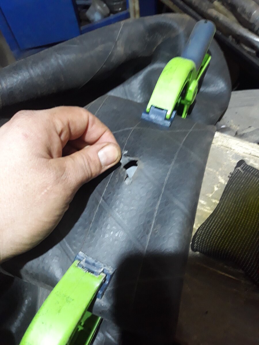 Отверстие явно не от гвоздя , а что-то более крупное, чем гвоздь 