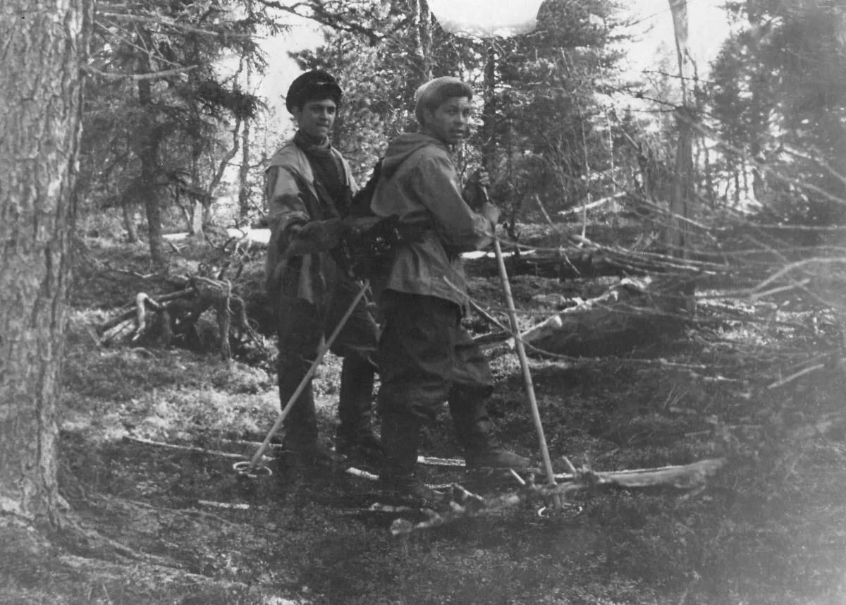 Это фото Владимира Аскинадзи сделано во время поисков в начале мая 1959 года. Он на переднем плане.