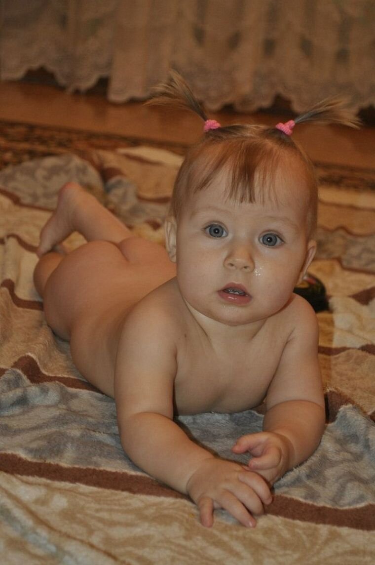 Стрижки детей в год девочке. Процесс детской стрижки. Стрижка для годовалой девочки. Нужно ли стричь девочку в год. Стрижка ребенку на годик.