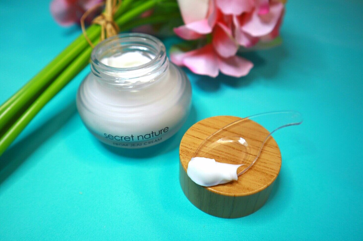 Крем плотный, почти как баттер, но достаточно легкий. У меня впервые такой косметический продукт