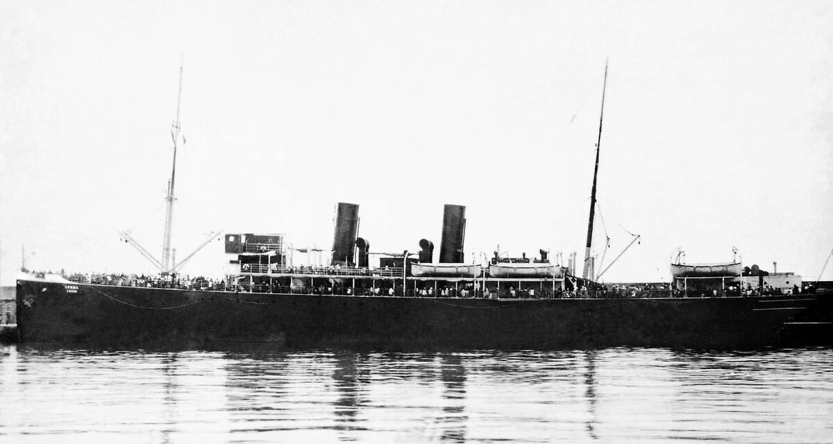 Пароход «Ленин». Длина 94,8м, ширина 12,6м, осадка 5,7м, скорость 16,5 уз., пасс.вместимость  472/569 ч.  Фото из сети