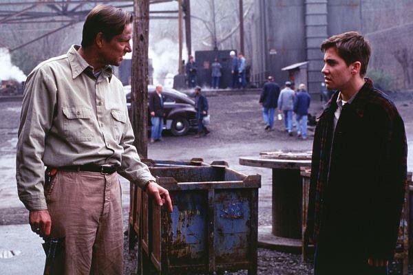 Он любит шахту. А что она ему дала? Кроме пятна на легком размером с монету.