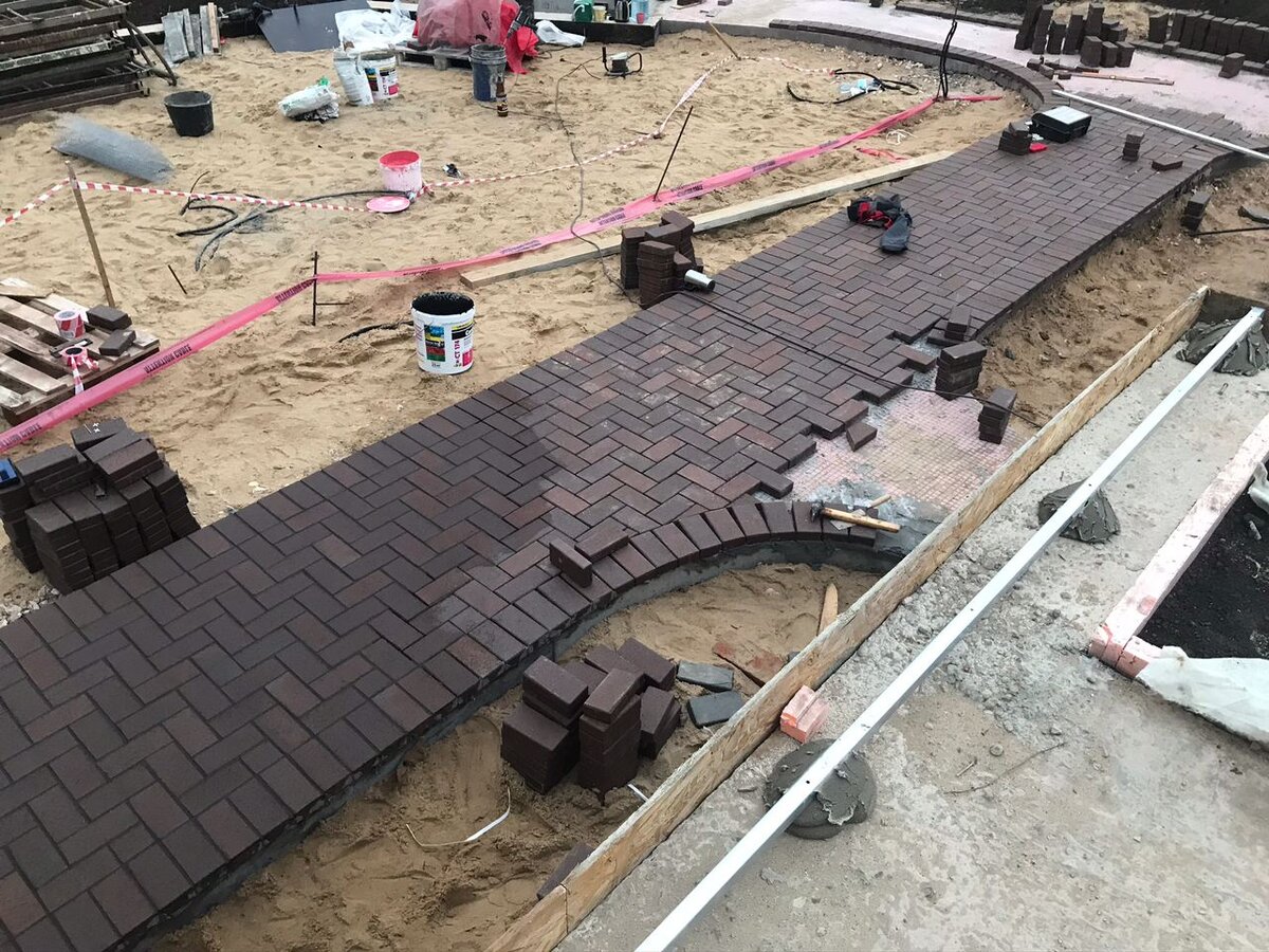 Выполнение монтажа клинкерной брусчатки на реальном объекте специалистами DasHaus.Klinker