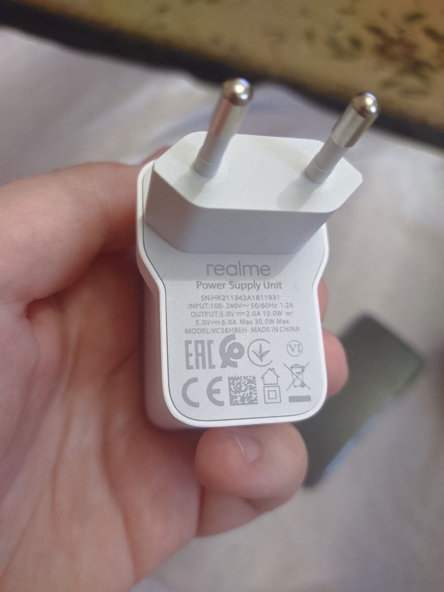 30 ватная зарядка в комплекте , телефон до 100 % заряжается за час с небольшим . 