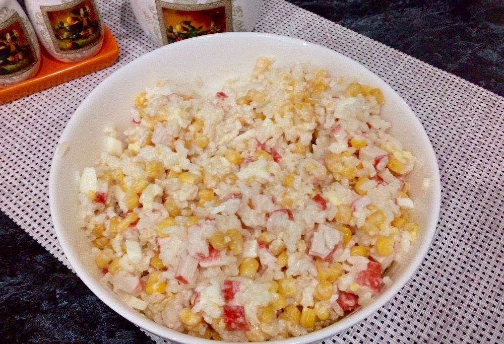 Крабовый салат с рисом и кукурузой - Лайфхакер