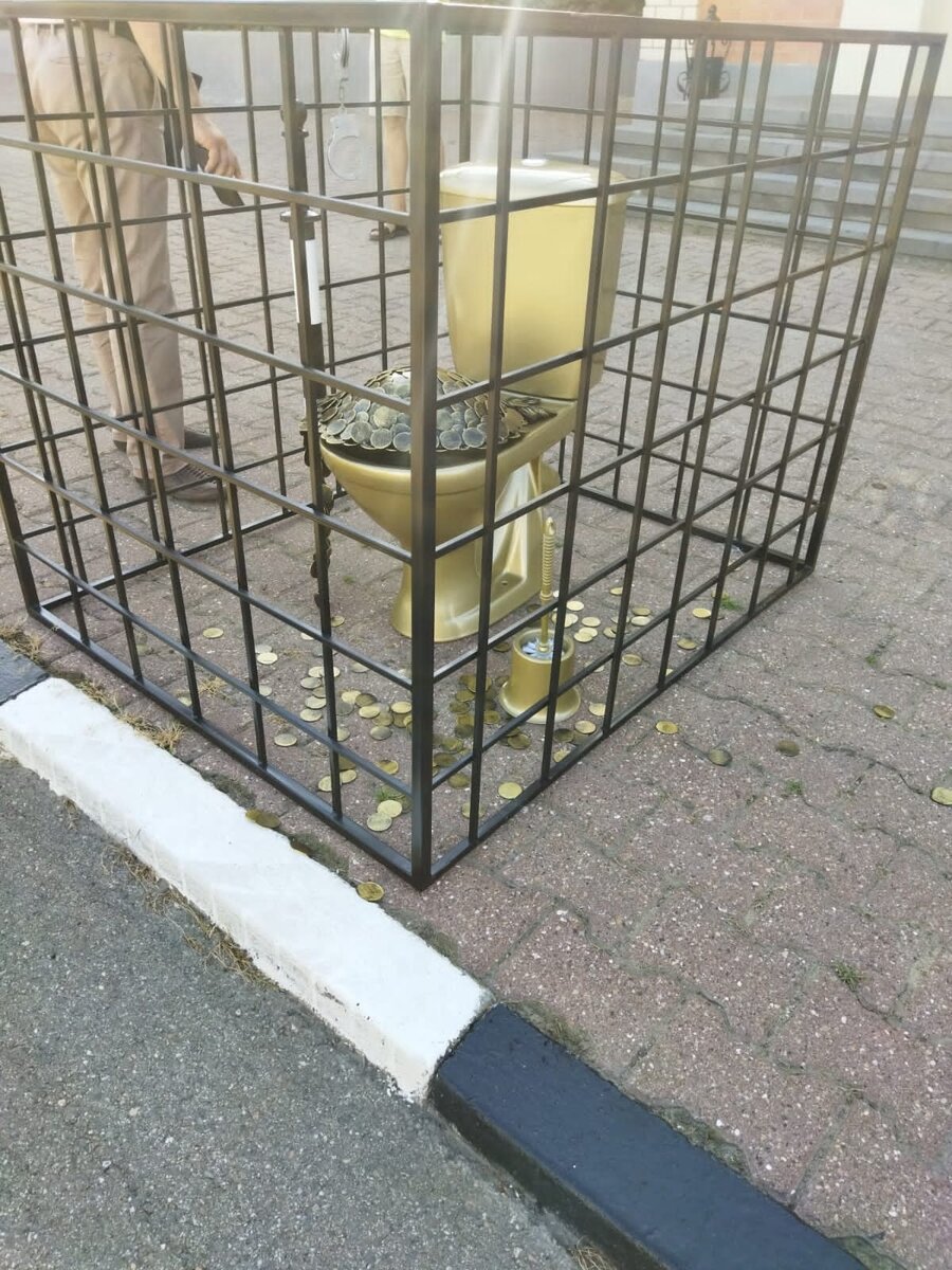 В праге установили памятник путину на золотом унитазе