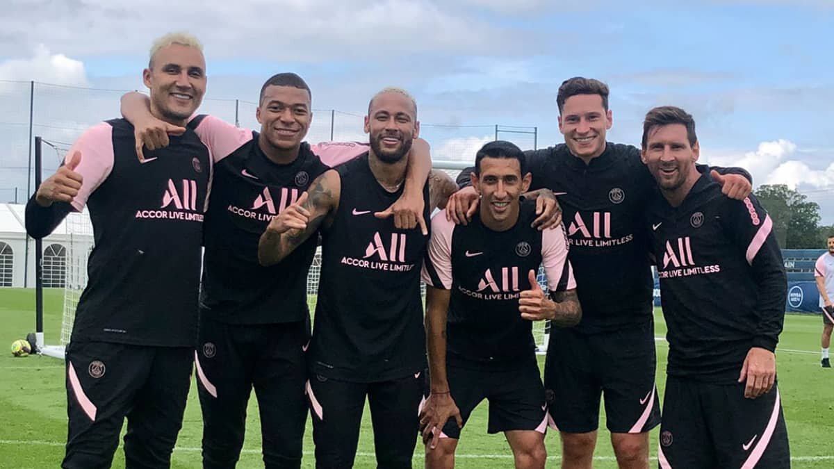 Первая тренировка Месси в составе Парижского клуба. Источник фото - сайт: https://clck.ru/WtfiM