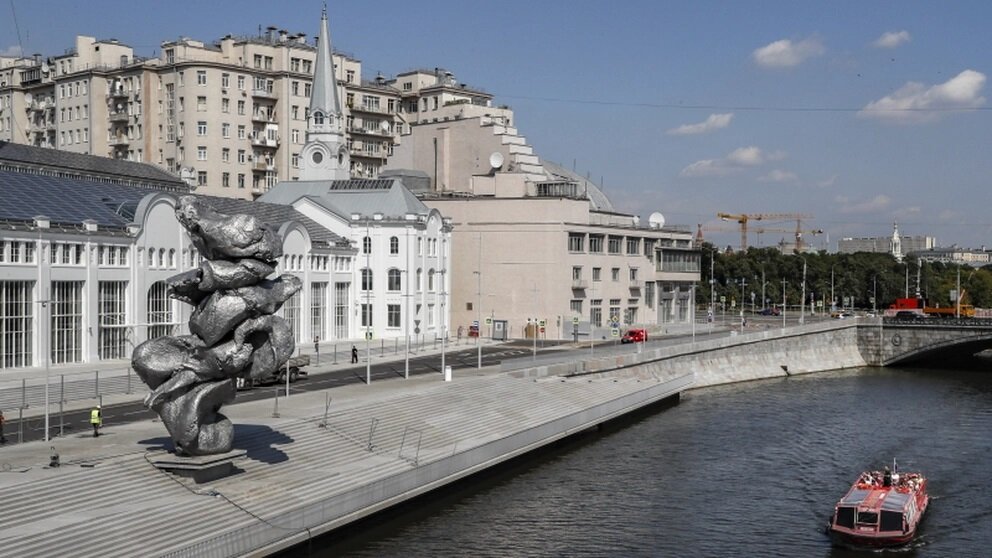 Моя работа. Роботы в центре москвы. Англичанин в москве. Тверская пешеходная улица. Моя улица москва благоустройство.