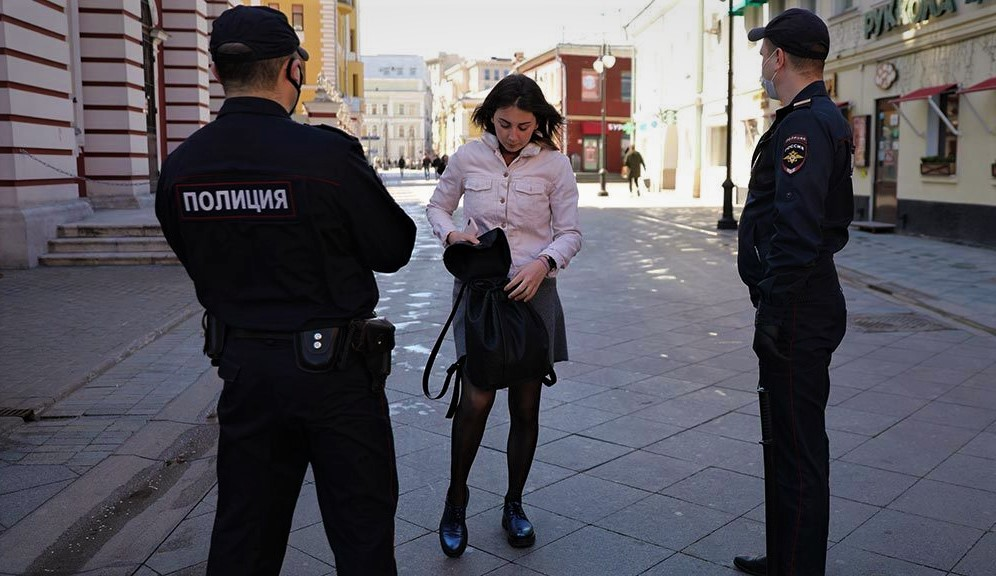 В отношении сотрудников полиции. Патруль полиции в Москве. Патруль на улице полиция протокол. Полиция Росгвардия патруль.