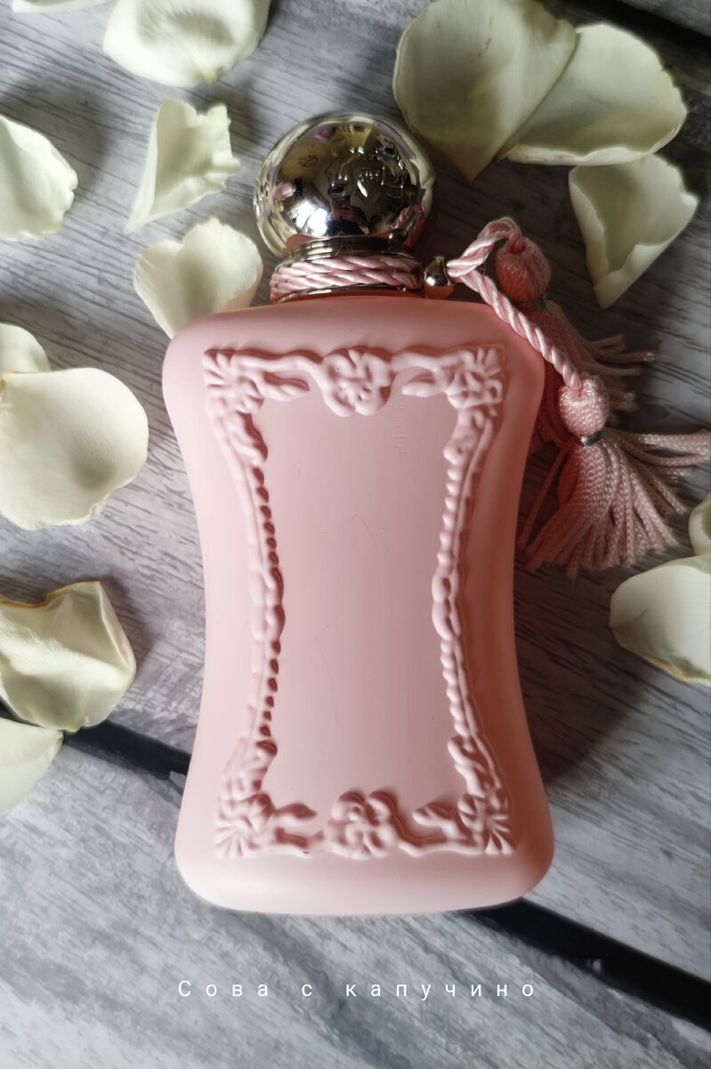 Матовый розовый флакон и элегантные кисточки