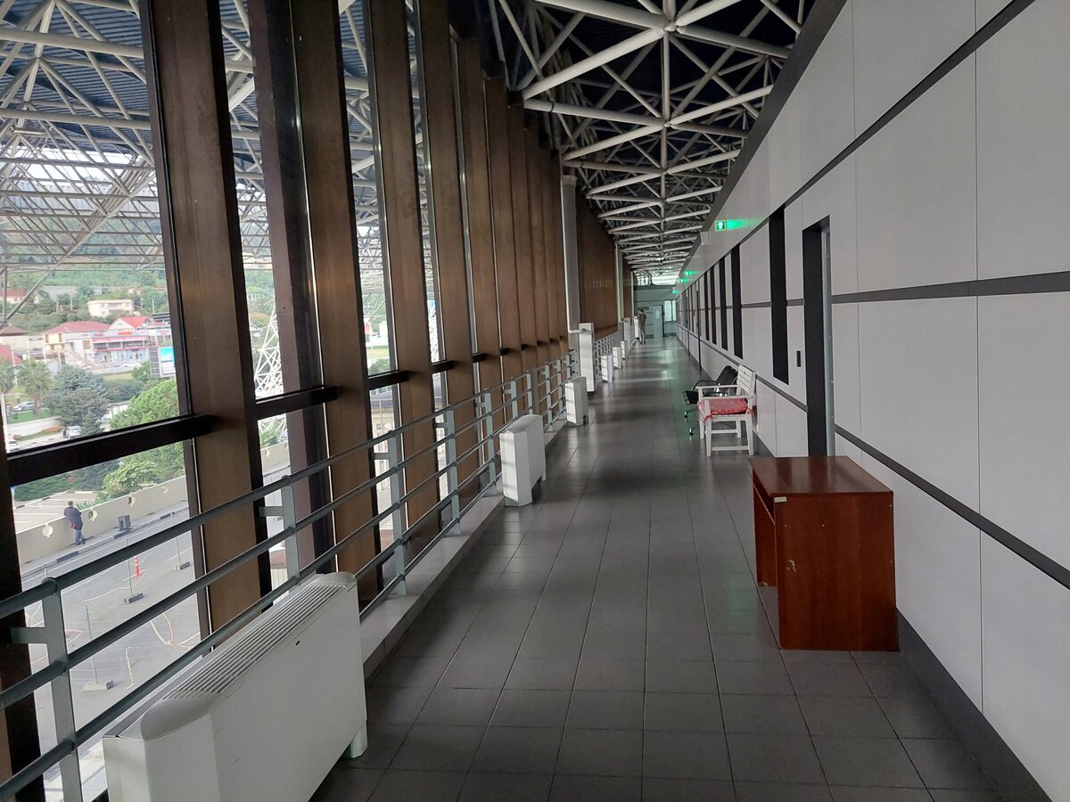 Так вот ты какой, третий этаж!  Офисы, узкие коридоры. 