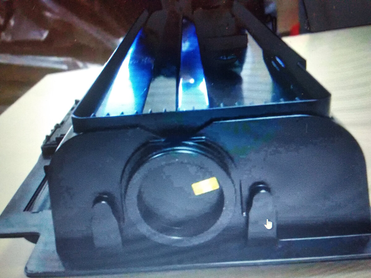 Картридж  Kyocera TK-6115 cо стороны пробки для засыпания порошка