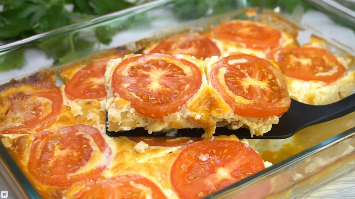 Курица калниной. Курица под омлетом. Куриное филе под омлетом в духовке. Куриная грудка в омлете в духовке. Куриное филе под омлетом в духовке рецепт