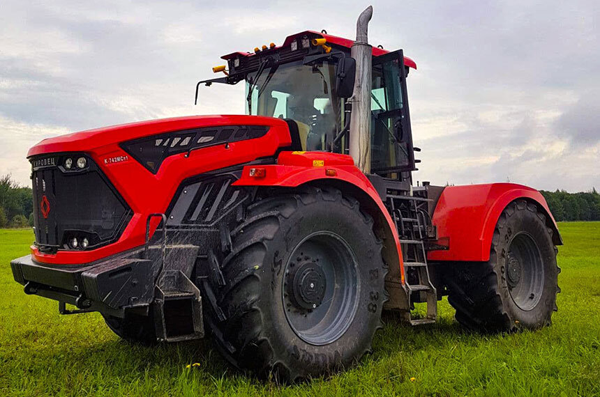 Беспилотный трактор Кировец с системой Cognitive Agro Pilot в поле 