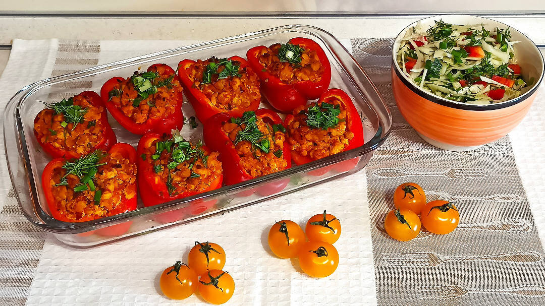 Индейка в перце в духовке. Мексиканский фаршированный перец. Перец фаршированный гречкой. Перец фаршированный (фарш индейки). Фаршированный болгарский перец с кускусом.