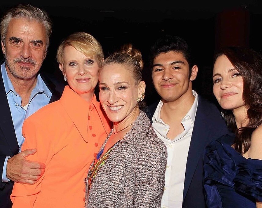 Нейтен Гарсон с актерами сериала “И просто так…”, декабрь 2021 года