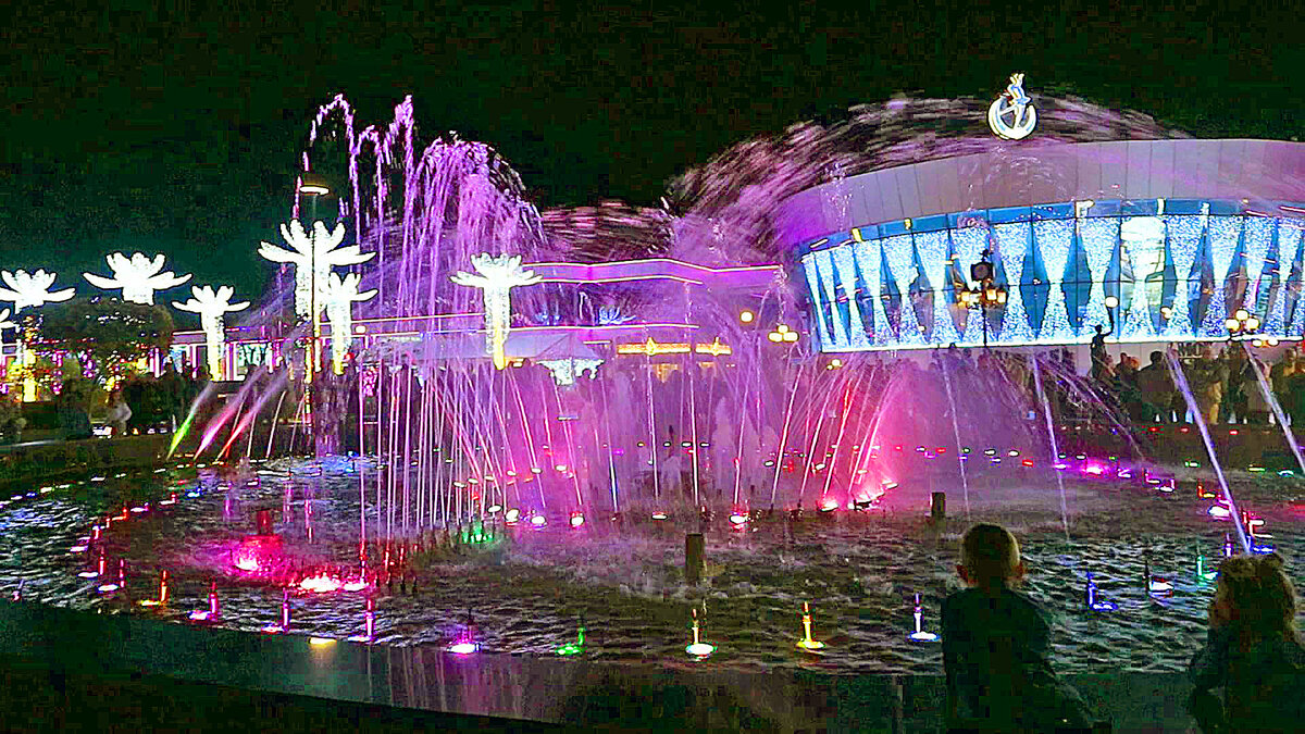 Танцующий фонтан на площади Сохо ((фото автора)